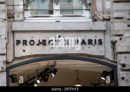 lione , Francia - 08 30 2023: Logo del negozio di facciata Project x paris e cartellonistica di testo, insegna di moda all'ingresso della boutique Foto Stock