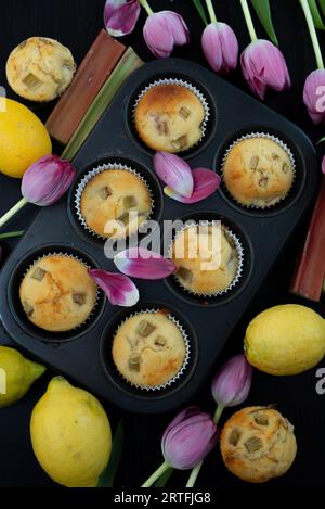 dolce casalingo: prepara i muffin al rabarbaro al limone con i tulipani Foto Stock