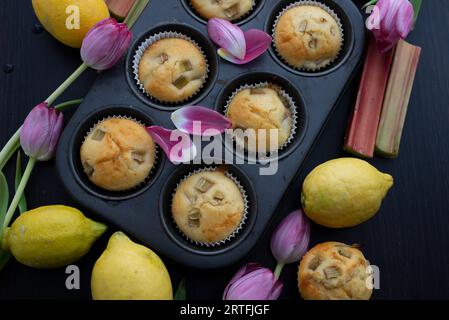 dolce casalingo: prepara i muffin al rabarbaro al limone con i tulipani Foto Stock