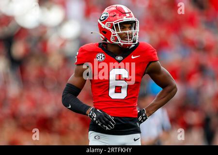 Il defensive back dei Georgia Bulldogs Daylen Everette (6) si trova in una posizione difensiva durante una partita di football universitario della stagione regolare contro i Ball St Foto Stock