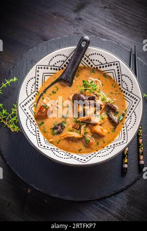 Zuppa di funghi miso fatta in casa con latte di cocco e funghi commestibili assortiti Foto Stock