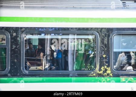 Bandung, Giava Occidentale, Indonesia, 13 settembre 2023. I treni ausiliari per il treno veloce Jakarta Bandung in Indonesia passano attraverso la stazione ferroviaria di Bandung. Il presidente della Repubblica di Indonesia Joko Widodo, insieme a numerose celebrità e influencer indonesiane, ha provato il treno di alimentazione del treno veloce Jakarta Bandung prima che venga utilizzato in massa dal pubblico all'inizio di ottobre 2023. Crediti: Dimas Rachmatsyah/Alamy Live News Foto Stock