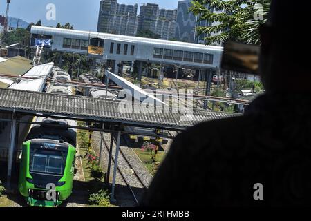 Bandung, Giava Occidentale, Indonesia, 13 settembre 2023. I treni ausiliari per il treno veloce Jakarta Bandung in Indonesia passano attraverso la stazione ferroviaria di Bandung. Il presidente della Repubblica di Indonesia Joko Widodo, insieme a numerose celebrità e influencer indonesiane, ha provato il treno di alimentazione del treno veloce Jakarta Bandung prima che venga utilizzato in massa dal pubblico all'inizio di ottobre 2023. Crediti: Dimas Rachmatsyah/Alamy Live News Foto Stock