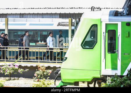 Bandung, Giava Occidentale, Indonesia, 13 settembre 2023. Il presidente della Repubblica di Indonesia Joko Widodo, insieme a diverse celebrità e influencer indonesiane, ha provato il treno ad alimentazione rapida Jakarta Bandung alla stazione ferroviaria di Bandung. Il presidente Joko Widodo esamina la disponibilità dell'infrastruttura di supporto per l'​​Train ad alta velocità di Giacarta-Bandung prima che venga utilizzata dal pubblico in massa all'inizio di ottobre 2023. Crediti: Dimas Rachmatsyah/Alamy Live News Foto Stock