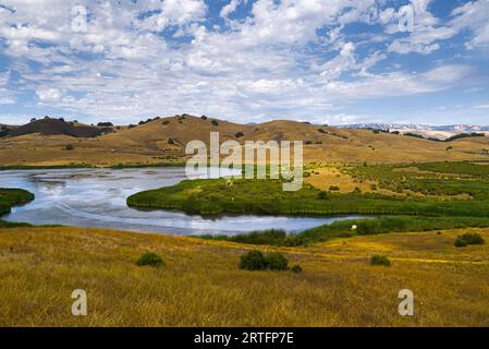 Lago artificiale di Calero e colline ondulate in una giornata di sole. Foto Stock