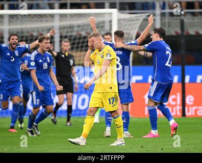 Milano, Italia. 12 settembre 2023. L'ucraino Oleksandr Zinchenko reagisce durante la partita a gironi di qualificazione del Campionato europeo UEFA 2024 tra Italia e Ucraina a Milano, Italia, 12 settembre 2023. Credito: Alberto Lingria/Xinhua/Alamy Live News Foto Stock