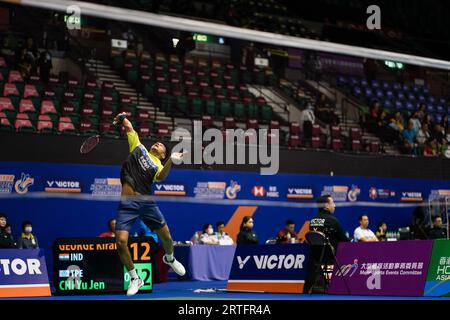 Hong Kong, Cina. 12 settembre 2023. Kiran George of India compete durante il primo turno di qualificazione maschile del quarto di finale contro chi Yu Jen del Taipei cinese nel giorno uno dei campionati di badminton VICTOR Hong Kong Open 2023 all'Hong Kong Coliseum. Punteggio finale; Kiran George 2:0 chi Yu Jen (foto di Ben Lau/SOPA Images/Sipa USA) credito: SIPA USA/Alamy Live News Foto Stock