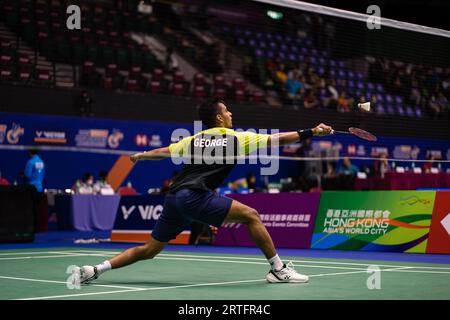 Hong Kong, Cina. 12 settembre 2023. Kiran George of India compete durante il primo turno di qualificazione maschile del quarto di finale contro chi Yu Jen del Taipei cinese nel giorno uno dei campionati di badminton VICTOR Hong Kong Open 2023 all'Hong Kong Coliseum. Punteggio finale; Kiran George 2:0 chi Yu Jen (foto di Ben Lau/SOPA Images/Sipa USA) credito: SIPA USA/Alamy Live News Foto Stock