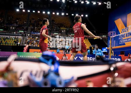 Hong Kong, Cina. 12 settembre 2023. Li Yi Jing e Luo Xu min della Cina giocano durante il doppio round femminile del 32 contro Maiken Fruergaard e Sara Thygesen della Danimarca nel primo giorno del torneo di badminton VICTOR Hong Kong Open 2023 all'Hong Kong Coliseum. Punteggio finale; Danimarca 2:1 China Credit: SOPA Images Limited/Alamy Live News Foto Stock