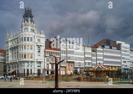 Balconi con finestre vetrate (galerias) sul lungomare, A Coruna, Galizia, Spagna Foto Stock