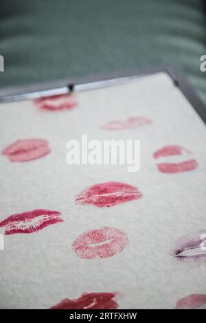 Set souvenir di labbra con rossetto stampato su carta. Concetto di bacio, san valentino. Primo piano e messa a fuoco selettiva. Foto Stock