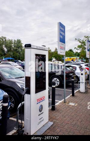 Punti di ricarica elettrici, Parcheggio Tesco, Lower High Street, Watford, Hertfordshire, Inghilterra, Regno Unito Foto Stock