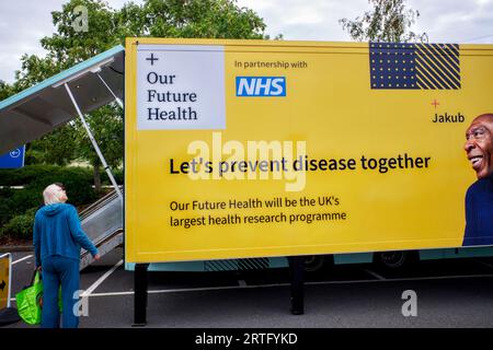 La nostra clinica mobile Future Health, parcheggio Tesco, Lower High Street, Watford, Hertfordshire, Inghilterra, Regno Unito Foto Stock