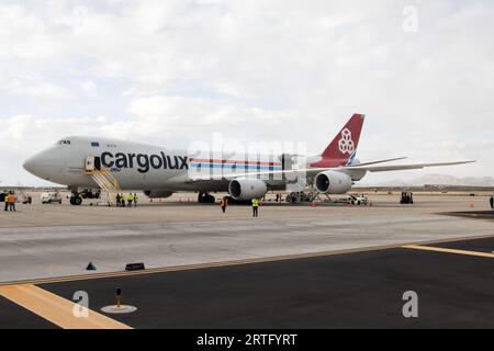 Un Boeing 747-8 Cargolux viene scaricato dopo l'atterraggio all'aeroporto Gateway da Lussemburgo. Foto Stock