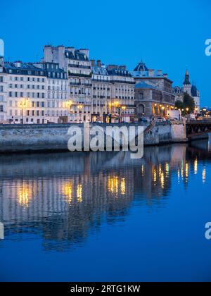 Vista notturna dell'isola di, Île de la Cité, fiume Senna, Parigi, Francia, Europa, UE. Foto Stock