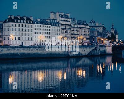 Vista notturna dell'isola di, Île de la Cité, fiume Senna, Parigi, Francia, Europa, UE. Foto Stock