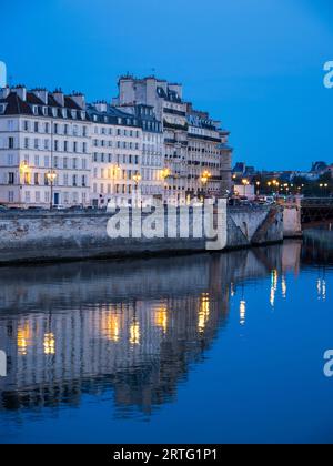 Vista notturna dell'isola di, Île de la Cité, fiume Senna, Parigi, Francia, Europa, UE. Foto Stock