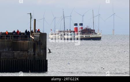 Shoreham, Regno Unito. 13 settembre 2022. PS Waverley, l'ultimo piroscafo a pale per il trasporto di passeggeri al mondo, naviga verso il porto di Shoreham, vicino a Brighton, trasportando passeggeri in un'escursione lungo la costa meridionale fino a Portsmouth attraverso l'isola di Wight. Centinaia di persone hanno visto lo spettacolo. Crediti: James Boardman/Alamy Live News Foto Stock