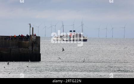 Shoreham, Regno Unito. 13 settembre 2022. PS Waverley, l'ultimo piroscafo a pale per il trasporto di passeggeri al mondo, naviga verso il porto di Shoreham, vicino a Brighton, trasportando passeggeri in un'escursione lungo la costa meridionale fino a Portsmouth attraverso l'isola di Wight. Centinaia di persone hanno visto lo spettacolo. Crediti: James Boardman/Alamy Live News Foto Stock