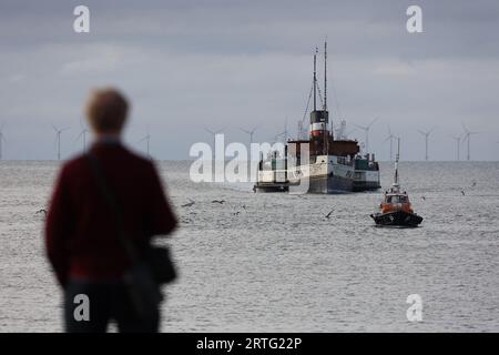 Shoreham, Regno Unito. 13 settembre 2022. PS Waverley, l'ultimo piroscafo a pale per il trasporto di passeggeri al mondo, naviga verso il porto di Shoreham, vicino a Brighton, trasportando passeggeri in un'escursione lungo la costa meridionale fino a Portsmouth attraverso l'isola di Wight. Centinaia di persone hanno visto lo spettacolo. Crediti: James Boardman/Alamy Live News Foto Stock