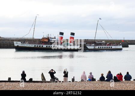 Shoreham, Regno Unito. 13 settembre 2022. PS Waverley, l'ultimo piroscafo a pale per il trasporto di passeggeri al mondo, naviga verso il porto di Shoreham, vicino a Brighton, trasportando passeggeri in un'escursione lungo la costa meridionale fino a Portsmouth attraverso l'isola di Wight. Centinaia di persone hanno visto lo spettacolo. Crediti: James Boardman/Alamy Live News Foto Stock