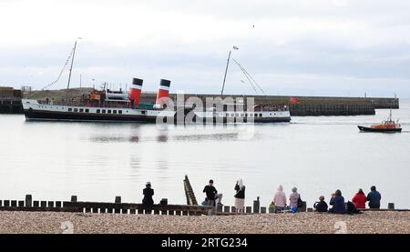 Shoreham, Regno Unito. 13 settembre 2022. PS Waverley, l'ultimo piroscafo a pale per il trasporto di passeggeri al mondo, naviga verso il porto di Shoreham, vicino a Brighton, trasportando passeggeri in un'escursione lungo la costa meridionale fino a Portsmouth attraverso l'isola di Wight. Centinaia di persone hanno visto lo spettacolo. Crediti: James Boardman/Alamy Live News Foto Stock