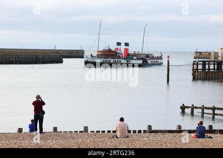 Shoreham, Regno Unito. 13 settembre 2022. PS Waverley, l'ultimo piroscafo a pale per il trasporto di passeggeri al mondo, naviga verso il porto di Shoreham, vicino a Brighton, trasportando passeggeri in un'escursione lungo la costa meridionale fino a Portsmouth attraverso l'isola di Wight. Centinaia di persone hanno visto lo spettacolo. Crediti: James Boardman/Alamy Live News Foto Stock