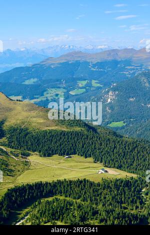 Un tranquillo paesaggio di lussureggianti colline ondulate e maestose cime montuose Foto Stock
