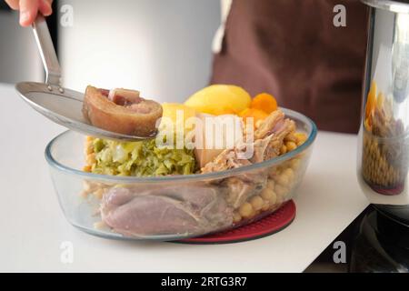Cocido fatto in casa, tipico piatto spagnolo. Foto Stock