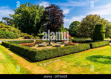 Parterre e alberi di Yew a Lanhydrock, Bodmin, Cornovaglia, Regno Unito Foto Stock