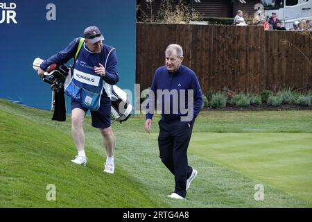 Wentworth, Surrey, Regno Unito. 13 settembre 2023. JP McManus cammina sul primo tee in occasione del campionato di golf BMW:PGA presso il Wentworth Club. OPS: Crediti: Motofoto/Alamy Live News Foto Stock