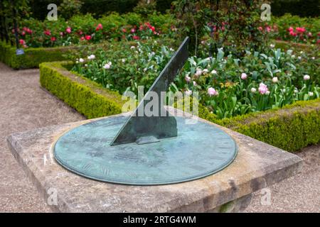 Meridiana in bronzo nel Rose Garden, Arundel Castle Gardens, Arundel, West Sussex, Regno Unito Foto Stock