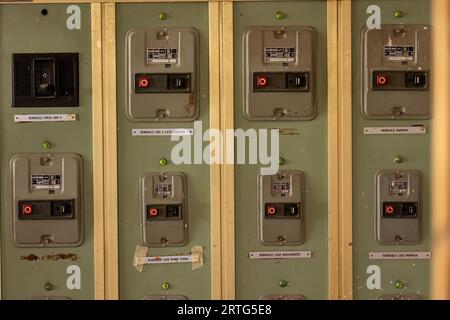 Milano, Italia 19 agosto 2023: Primo piano di vecchi e obsoleti interruttori elettrici ad alta tensione con una nostalgica sensazione industriale. Foto Stock