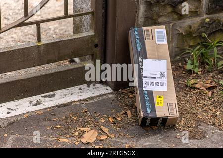 Milano, Italia 19 agosto 2023: Il pacco Amazon è caduto e lasciato a terra dal corriere. Foto Stock