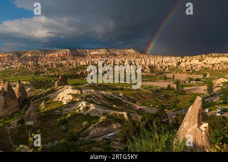 Foto della vista della valle di Goreme in Cappadocia, Turchia, nel mese di maggio, durante uno splendido arcobaleno che migliora una posizione già spettacolare. Foto Stock