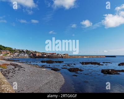 L'antico villaggio di pescatori tradizionale di Gourdon con la bassa marea in una calda giornata di sole a settembre sulla costa scozzese dell'Aberdeenshire. Foto Stock