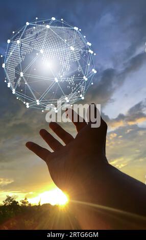 Età della tecnologia persone, l'uso della tecnologia nell'era moderna, interconnessione tramite rete internet, comunicazione con Internet, comunicazione w Foto Stock