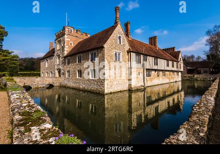 Riflessioni nel fossato di Ightham Mote, Kent, Regno Unito Foto Stock