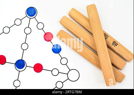 Yut è un gioco da tavolo tradizionale coreano che utilizza quattro bastoncini di legno chiamati yut. Traduzione del testo: Buona fortuna. Foto Stock