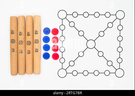 Yut è un gioco da tavolo tradizionale coreano che utilizza quattro bastoncini di legno chiamati yut. Traduzione del testo: Buona fortuna. Foto Stock