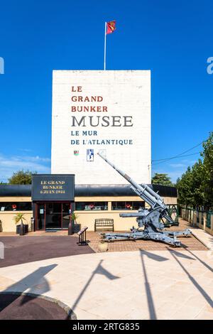 Ingresso a "le Grand Bunker" a Ouistreham, Francia, un ex bunker tedesco della seconda guerra mondiale convertito in un museo dedicato al muro Atlantico. Foto Stock