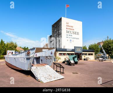 Ingresso a "le Grand Bunker" a Ouistreham, Francia, un ex bunker tedesco della seconda guerra mondiale convertito in un museo dedicato al muro Atlantico. Foto Stock