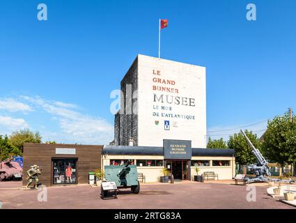 Ingresso a "le Grand Bunker" a Ouistreham, Francia, un ex bunker tedesco della seconda guerra mondiale convertito in un museo dedicato al muro Atlantico. Foto Stock