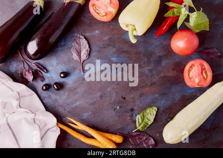 Composizione estetica di verdure su sfondo rustico. FODMAP a base vegetale, Paleo, dieta mediterranea, cibo sano. Verdure biologiche, vegetazione a. Foto Stock