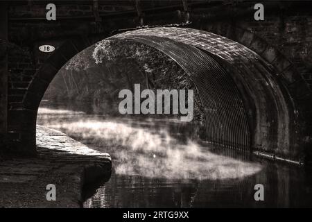 Nebbia che scorre lungo il canale di Rochdale, Hebden Bridge Foto Stock