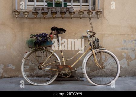 Nancy, Francia - 09 02 2023: Vista di una vecchia bicicletta decorativa arrugginita posizionata contro un muro nel centro della città Foto Stock