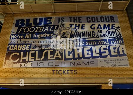 Fulham, Londra, Regno Unito. 9 settembre 2023 Scenes allo Stamford Bridge Stadium mentre il Chelsea Football Club ÒLegendsÓ affronta il ÒLegendsÕ d'Europa - Bayern Monaco FC - in una partita di beneficenza contro il cancro in ricordo del loro passato manager Gianluca Vialli. OPS: La moglie di VialliÕs, Catherine e le sue figlie, Olivia e Sofia guardano il cantante d'opera Stuart Pendred, eseguire nessun Dorma, che ha anche cantato al loro matrimonio. Foto Stock