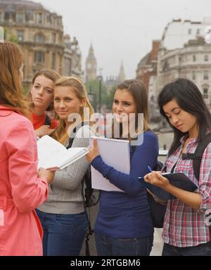 Vista posteriore di una donna in piedi di fronte alle ragazze adolescenti Foto Stock