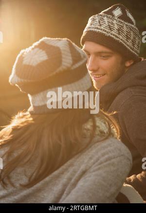 Sorridente giovane uomo rivolto verso giovane donna Foto Stock