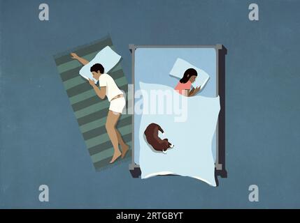 Vista dall'alto del marito che dorme al piano sotto la moglie e il cane a letto Foto Stock